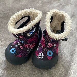 BOGS baby boots sz 5 EUC